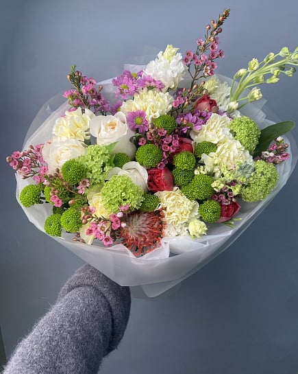 Яркий букет с протеей и розами с доставкой по Астане