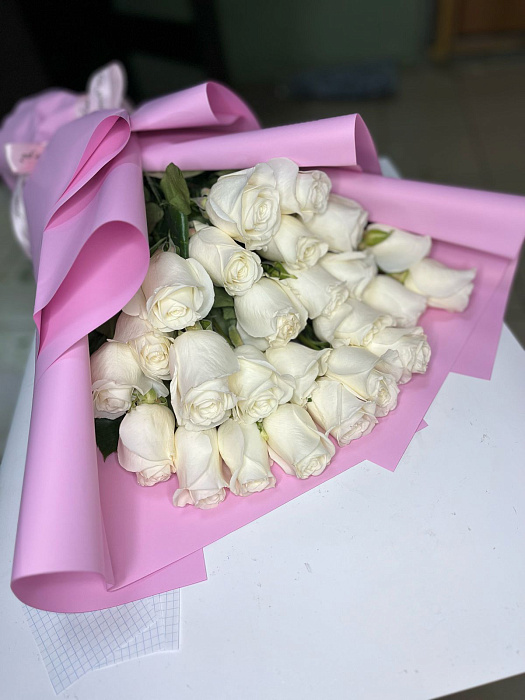 Букет из белых роз в шикарном исполнении
