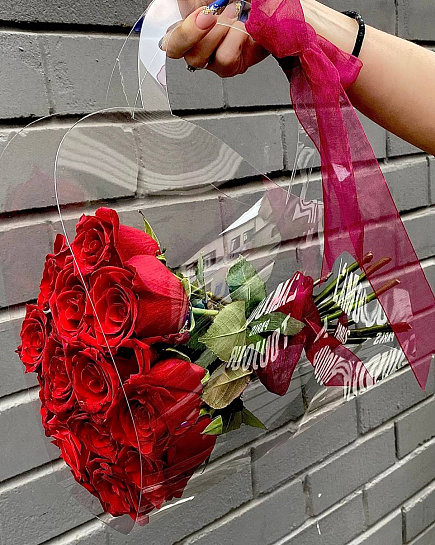 Красные розы в стильной сумочке с доставкой по Актобе