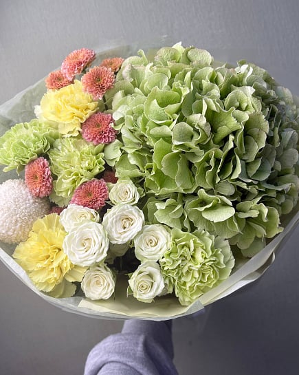 Большой круглый букет с гортензией и розами with delivery to Astana