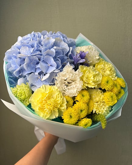 Круглый букет из гортензий гвоздик и хризантем with delivery to Astana