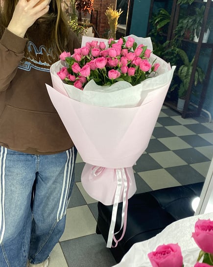 Большой круглый букет из розовых кустовых роз with delivery to Astana