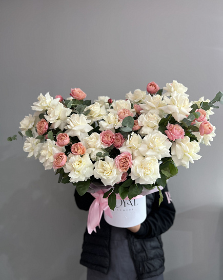 Композиция из роз с добавлением кустовых роз  с доставкой по Шымкенте