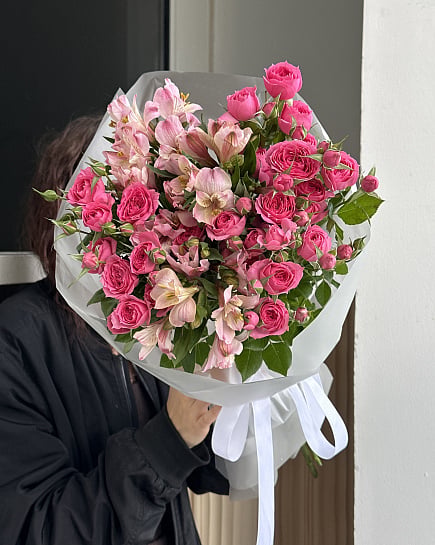 Средний букет из розовых роз и альстромерий with delivery to Astana