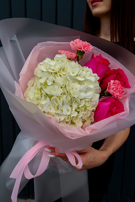 Bouquet of hydrangea, roses and dianthus