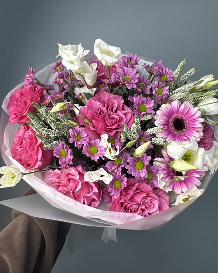 Розовый букет с пионовидными розами и герберой с доставкой по Астане
