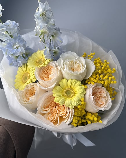 Весенний букет с пионовидными розами, герберами и мимозой с доставкой по Астане
