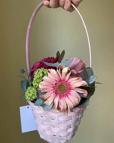 Розовое очарование в корзине с доставкой по Астане