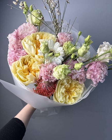 Солнечный букет с пионовидными розами и гвоздикой с доставкой по Астане