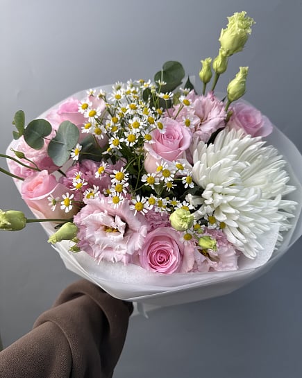 Нежный букет с розовыми розами и ромашками с доставкой по Астане
