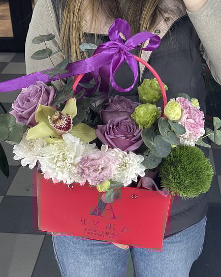 Сиреневое очарование в подарочной сумке с доставкой по Астане