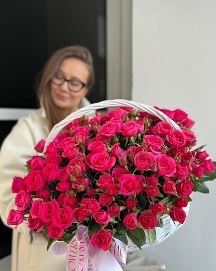 Идеальная корзина с кустовыми розами (размер L) с доставкой по Астане