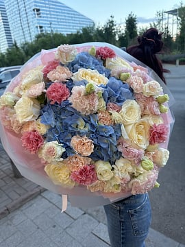 Небесная гортензия с пионовидными розами