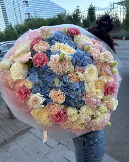 Небесная гортензия с пионовидными розами с доставкой по Астане
