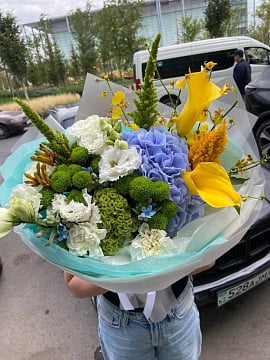 Большой синий и желтый букет