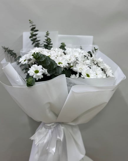Белоснежные ромашки с эвкалиптом с доставкой по Астане