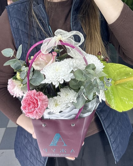 Цветочный комплимент в сумочке с доставкой по Астане