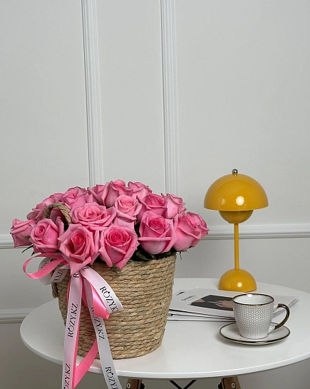 Корзина ротанг 25 роз в размере М с доставкой по Астане