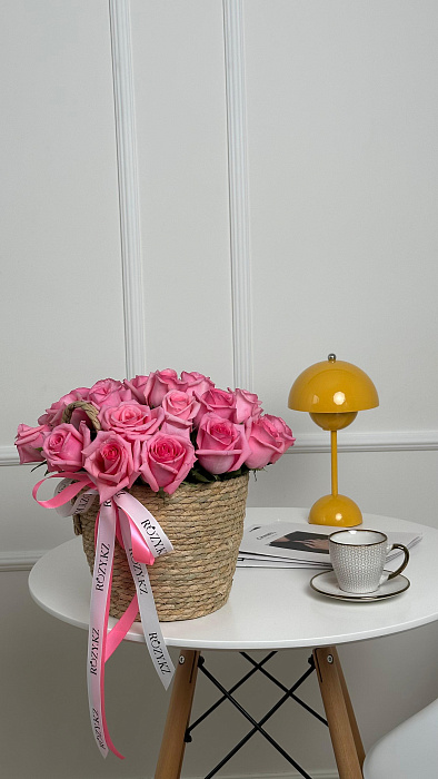 Rattan basket of 25 roses in size M