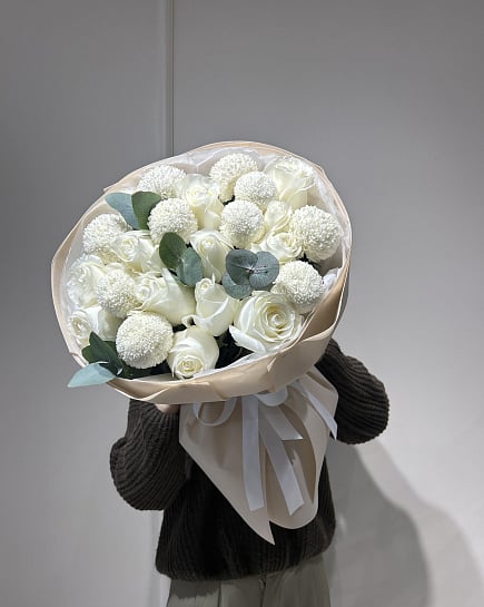 Белоснежный букет из роз и хризантем с доставкой по Астане