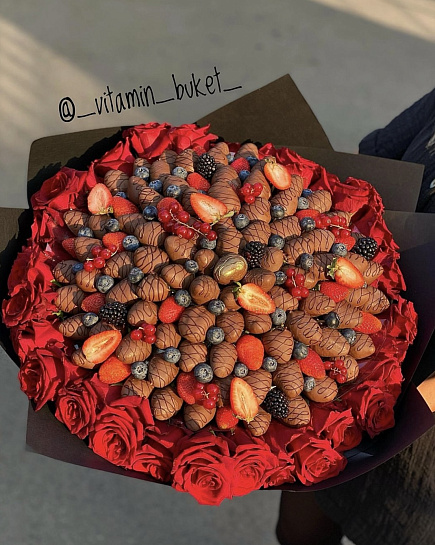 Bouquet of strawberries in chocolate with roses with delivery to Astana