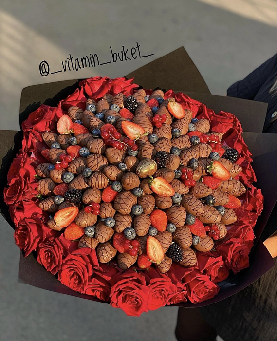 Bouquet of strawberries in chocolate with roses