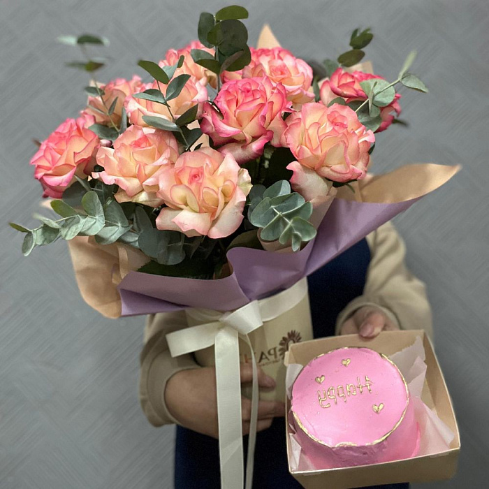 Bouquet of 11 French roses in a box + Bento cake