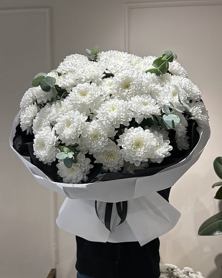 Белоснежные хризантемы с эвкалиптом с доставкой по Астане