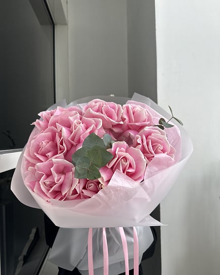 Букет из розовых пионовидных роз с эвкалиптом с доставкой по Астане