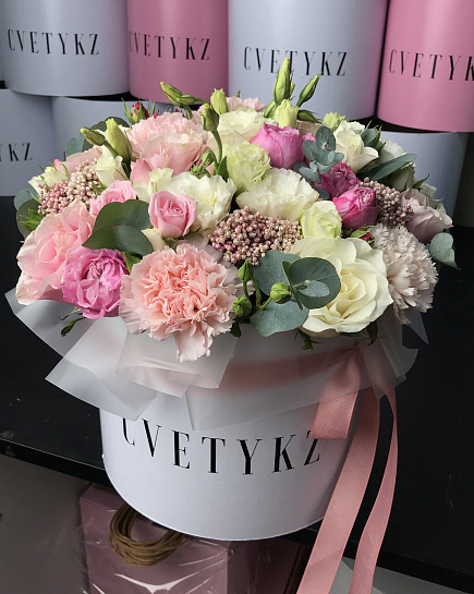 Bouquet of luxury hat box flowers delivered to Astana
