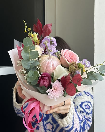 Асимметричный букет из роз, маттиолы и хризантем with delivery to Astana