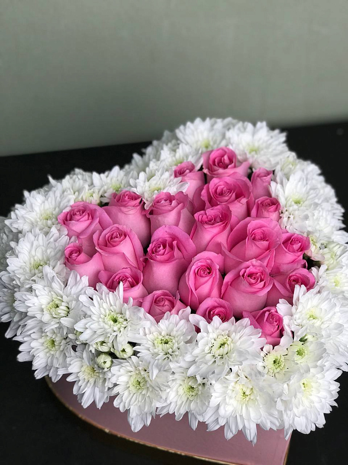 Розы и хризантемы в коробке "Сердцеед"