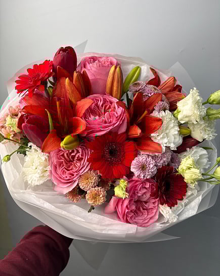 Яркий микс из пионовидных роз и лилий с доставкой по Астане