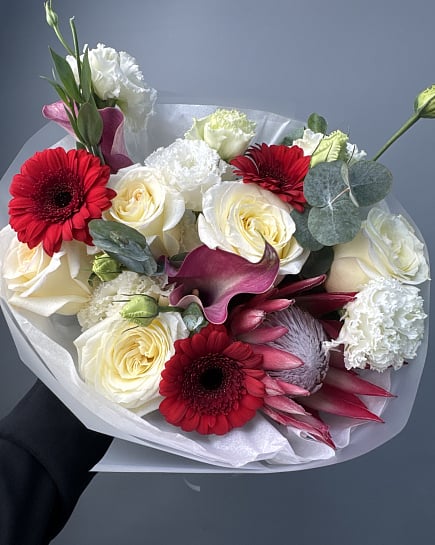 Контрастный дуэт: Протея и красные герберы с доставкой по Астане