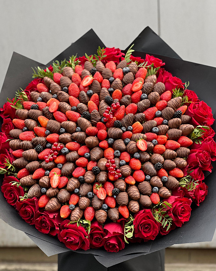 Букет XL клубника в шоколаде с цветами с доставкой по Алматы