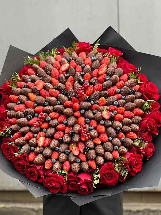 Bouquet XL strawberries in chocolate with flowers