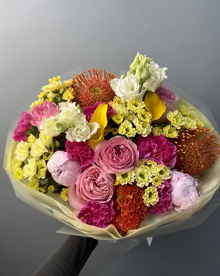 Яркий микс с пионовидными розами и экзотикой с доставкой по Астане