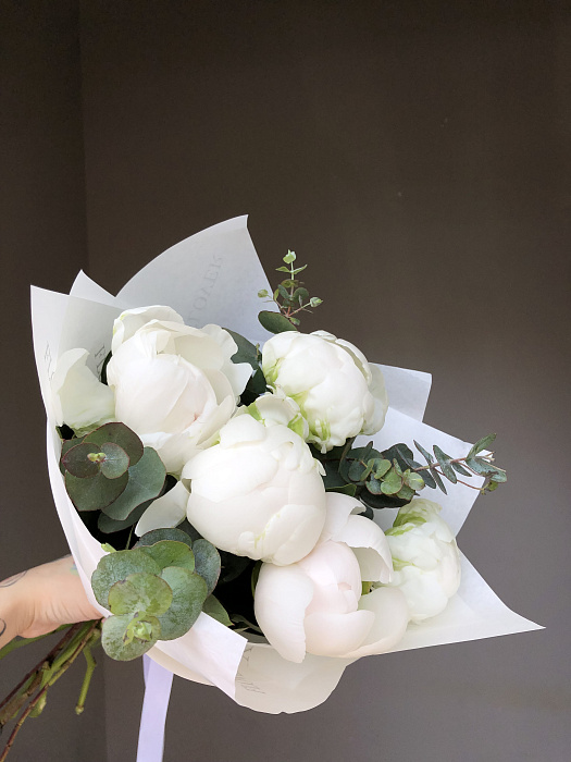 Mini bouquet of 5 white peonies and eucalyptus Mini bouquet of 5 white peonies and eucalyptus