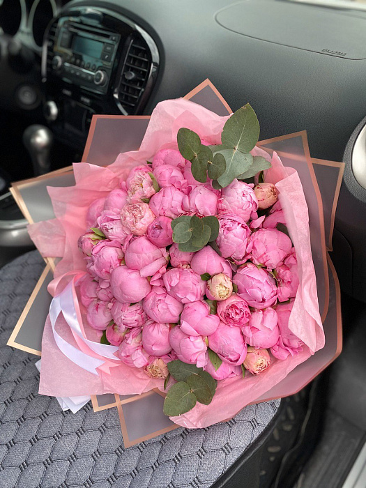 Chic bouquet of peonies