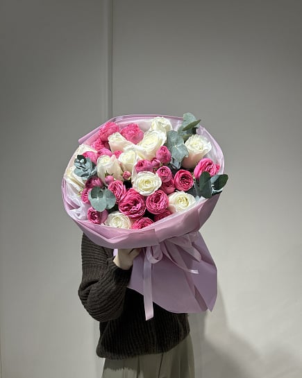 Нежный букет из пионовидных и кустовых роз с эвкалиптом с доставкой по Астане