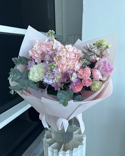 Нежный букет с гортензией и пионовидными розами с доставкой по Астане