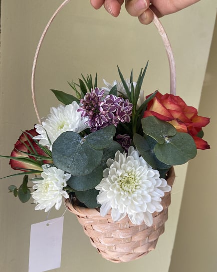 Цветочная корзина с сиренью и хризантемами with delivery to Astana