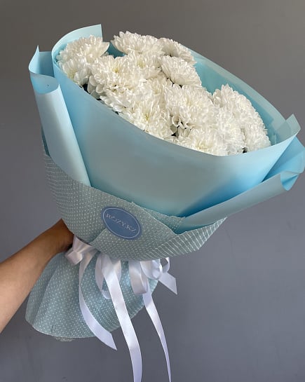 Бело-синий букет хризантем круглый средний with delivery to Astana