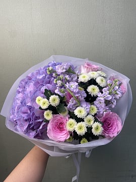 Круглый букет с гортензией и розами