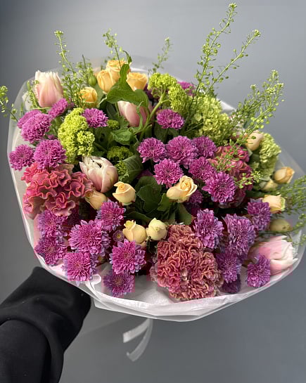 Яркий микс из хризантем и тюльпанов с доставкой по Астане