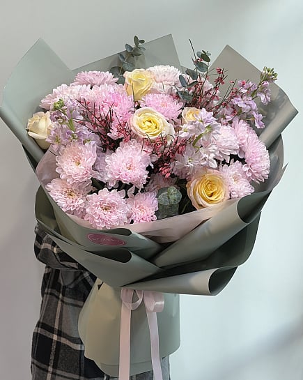 Нежный букет из роз и хризантем с доставкой по Астане