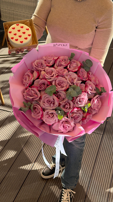 Bouquet with French roses and eucalyptus