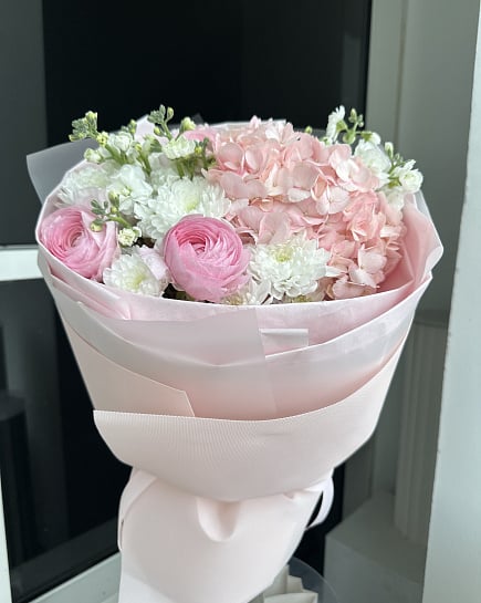 Зефирное облако: ранункулюсы и гортензия с доставкой по Астане