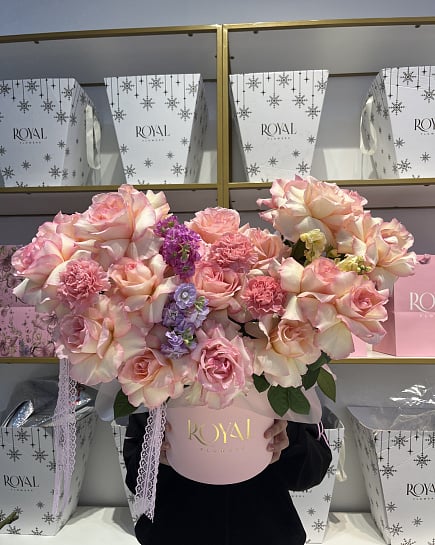 Нежный букет из розовых голландских роз с маттиолой с доставкой по Астане