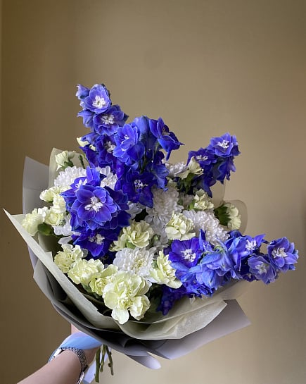 Синее небо: букет с дельфиниумом и хризантемами с доставкой по Астане